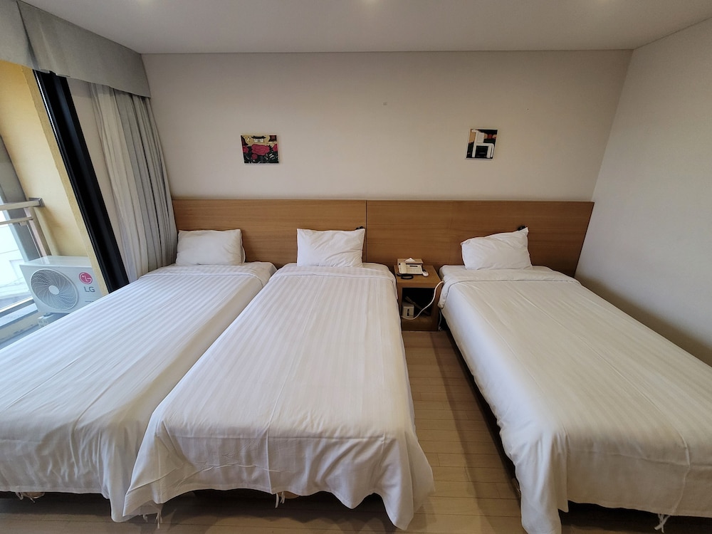 STANDARD, TRIPLE, 3 BEDS, BATHTUB