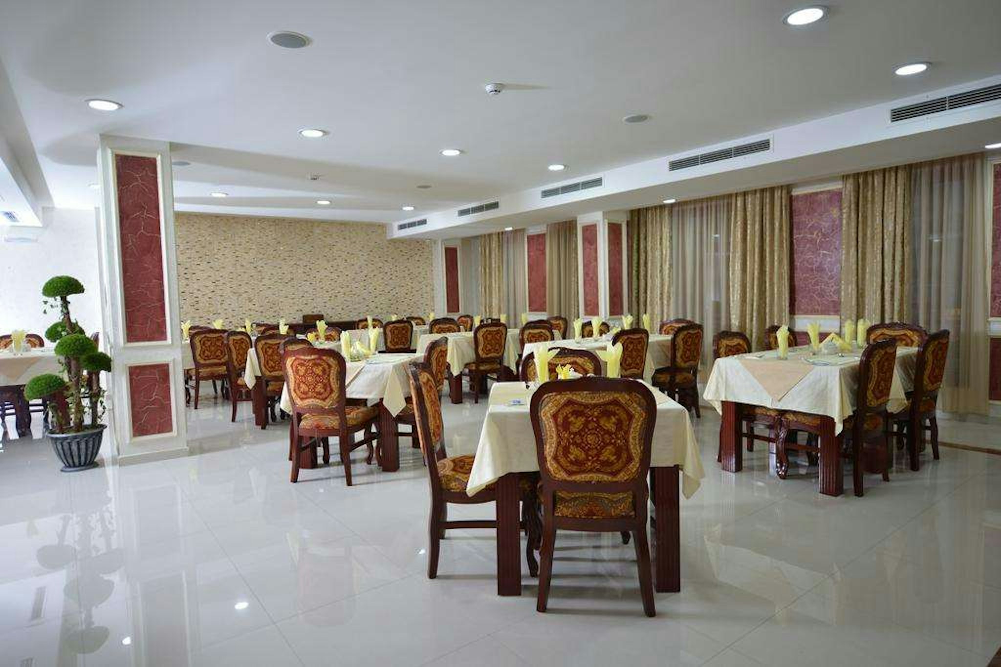 Gold Hotel 58/67