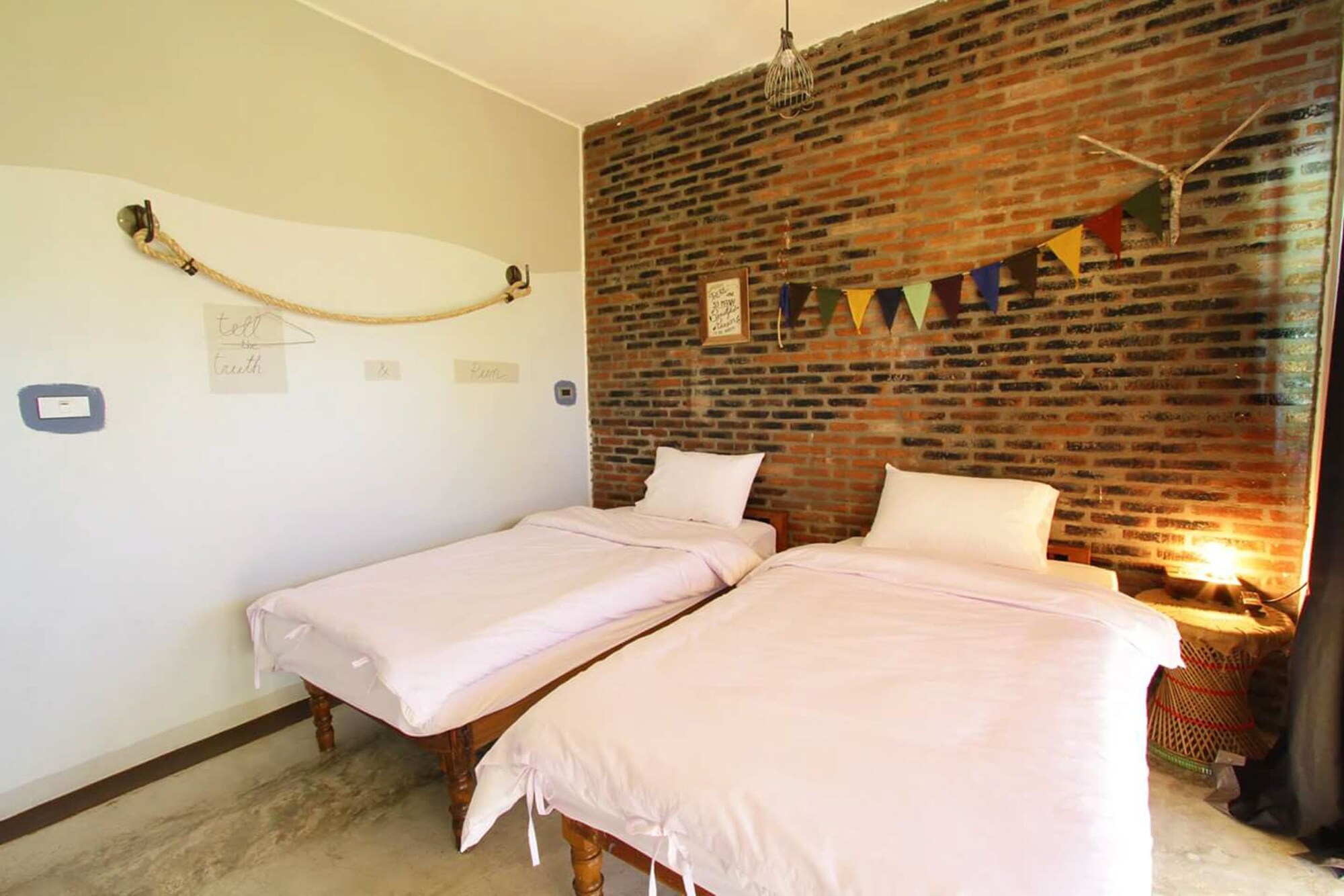 ROOM, TWIN BEDS