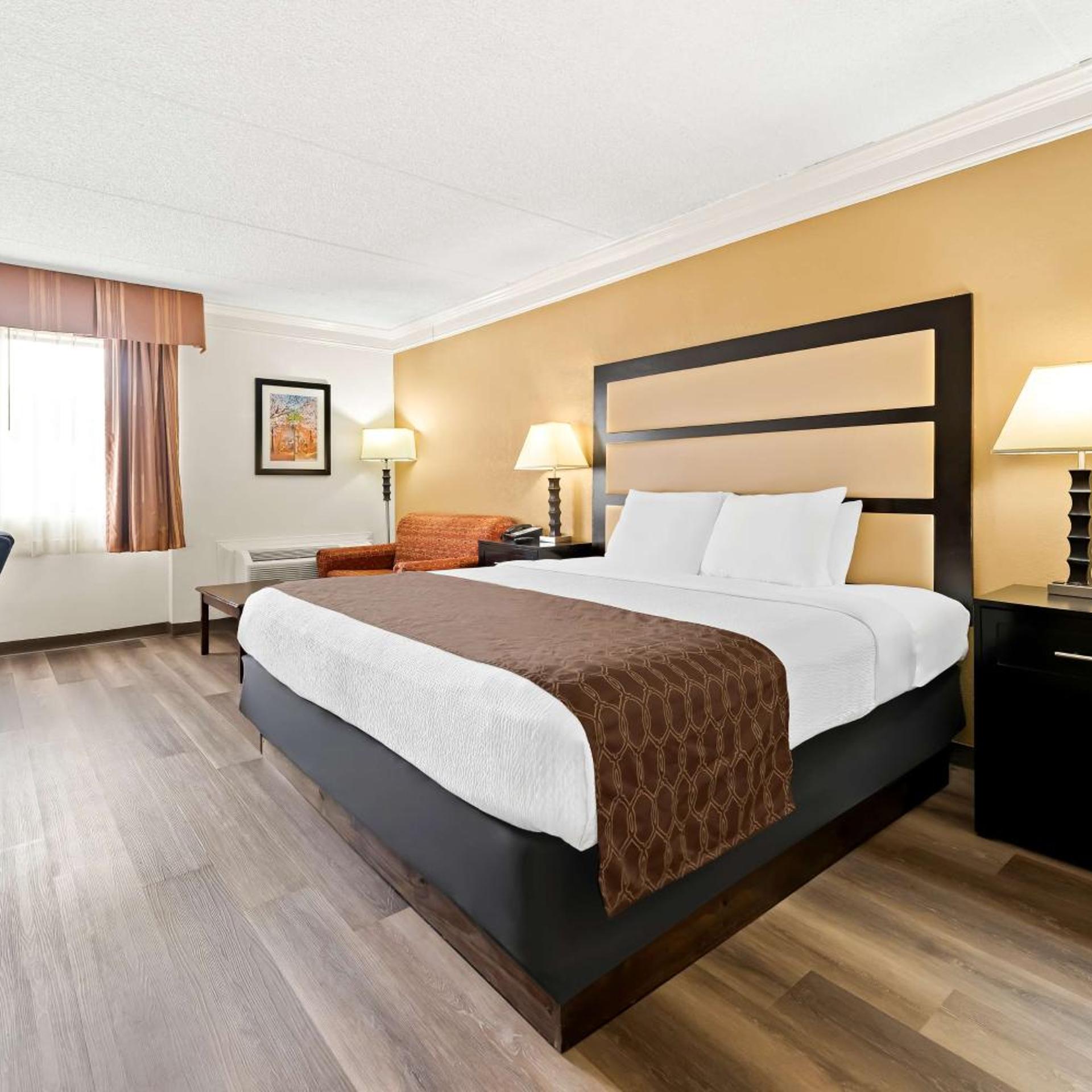 غرفة بسرير كينج مع أريكة، Best Western Riverside Inn 2/8