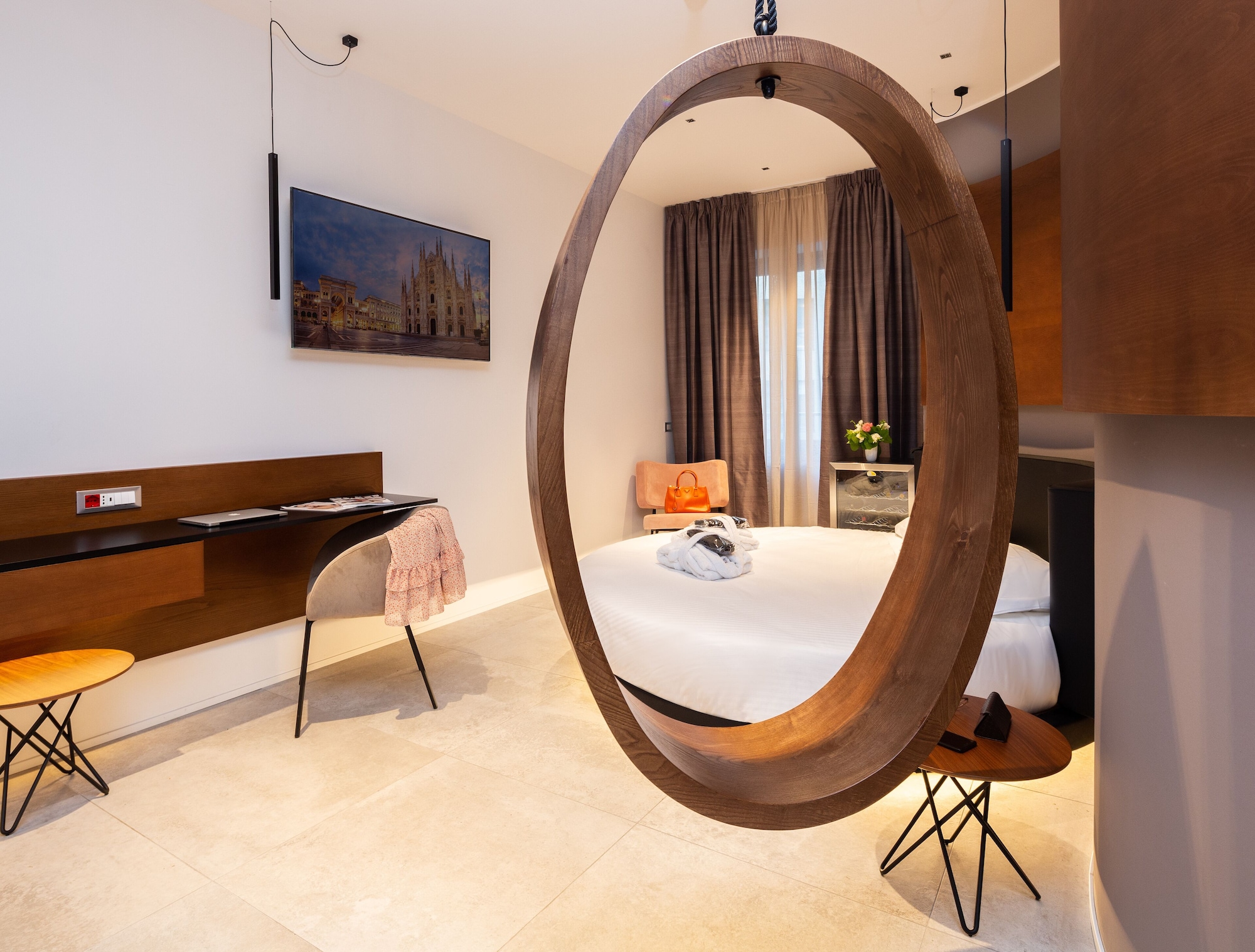 DELUXE, DOUBLE BED