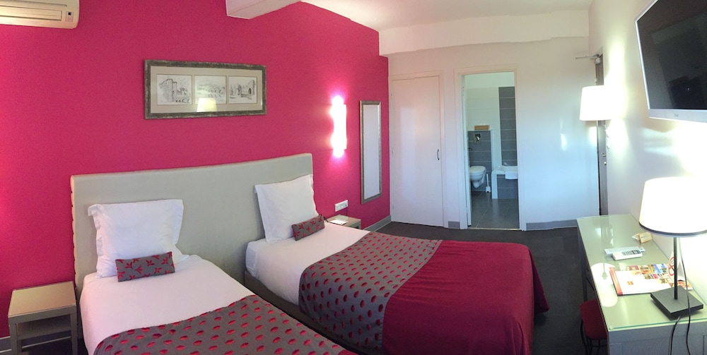 SUPERIOR, TWIN BEDS, PRIVATE BATHROOM