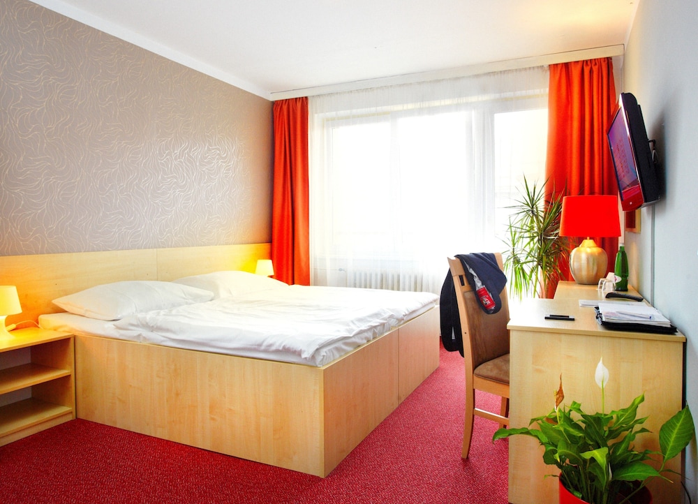 ROOM, SINGLE