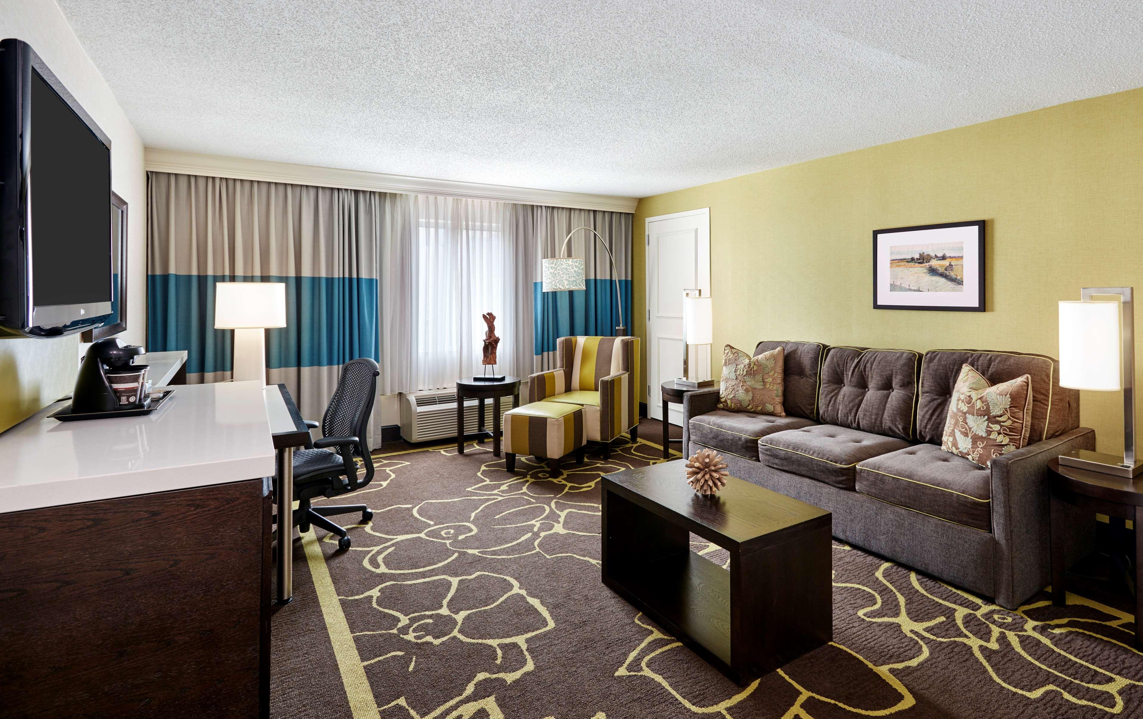 DOUBLETREE BY HILTON HOTEL CHARLOTTE 50/76