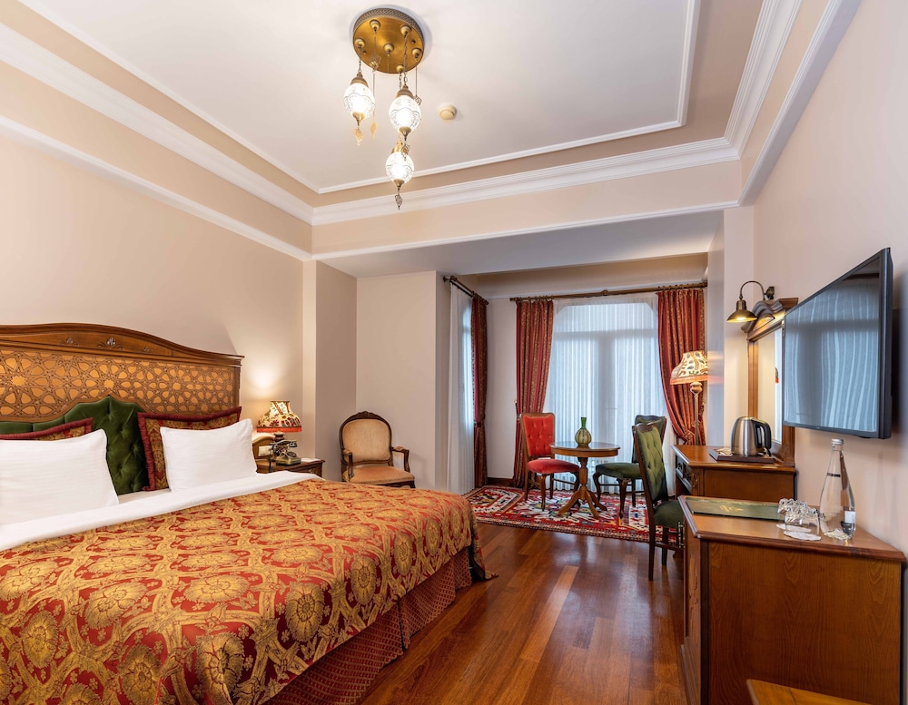 DELUXE, DOUBLE OR TWIN BED