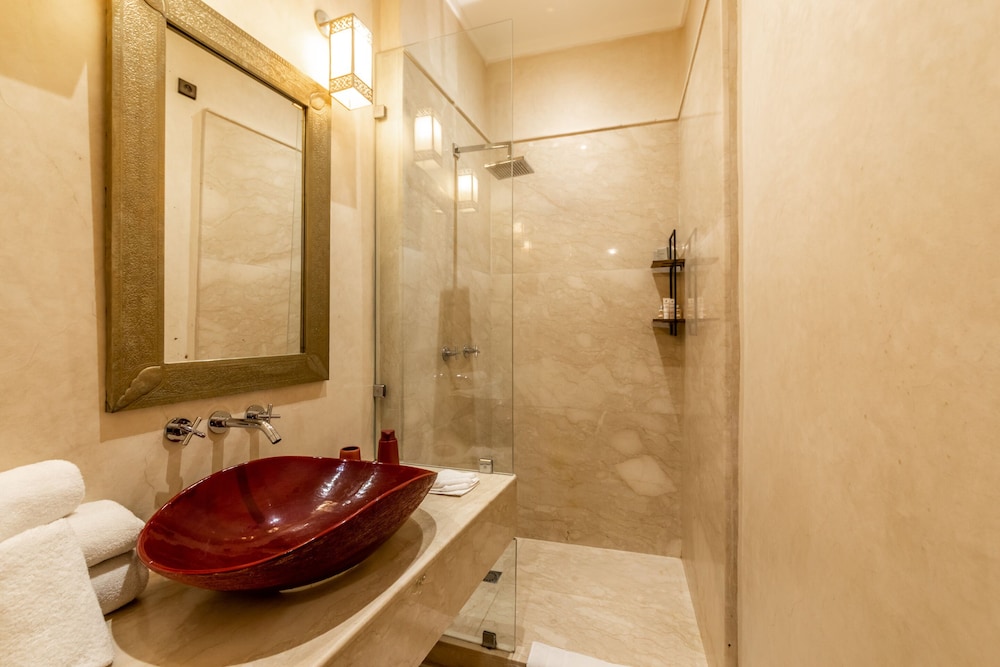 Riad Tahili 44/50