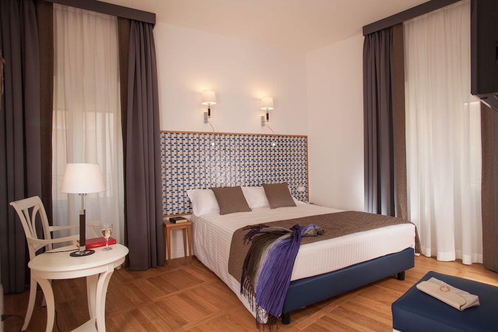 FLORIS HOTEL 5/73