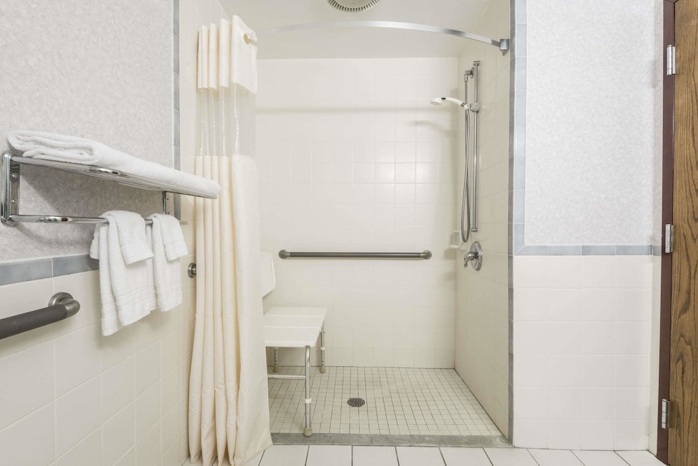 Days Inn By Wyndham Berlin Meriden 13/27
