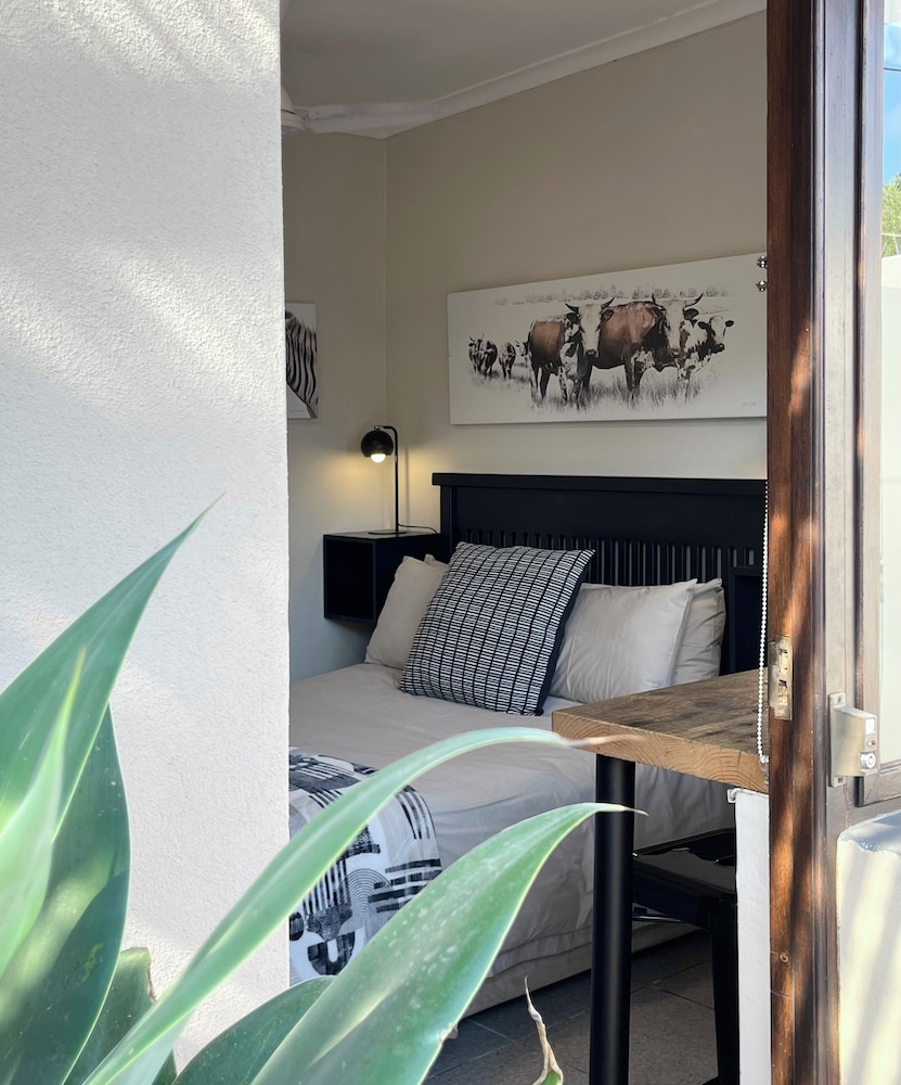 Dolphin Circle Bed and Breakfast 36/50