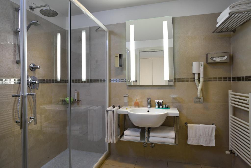 Superior, Double Bed, Lateral Side Sea View, Sofa, Balcony، MERCURE RIMINI ARTIS 9/9