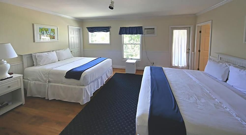 Colonial Inn in Harbor Springs 32/57