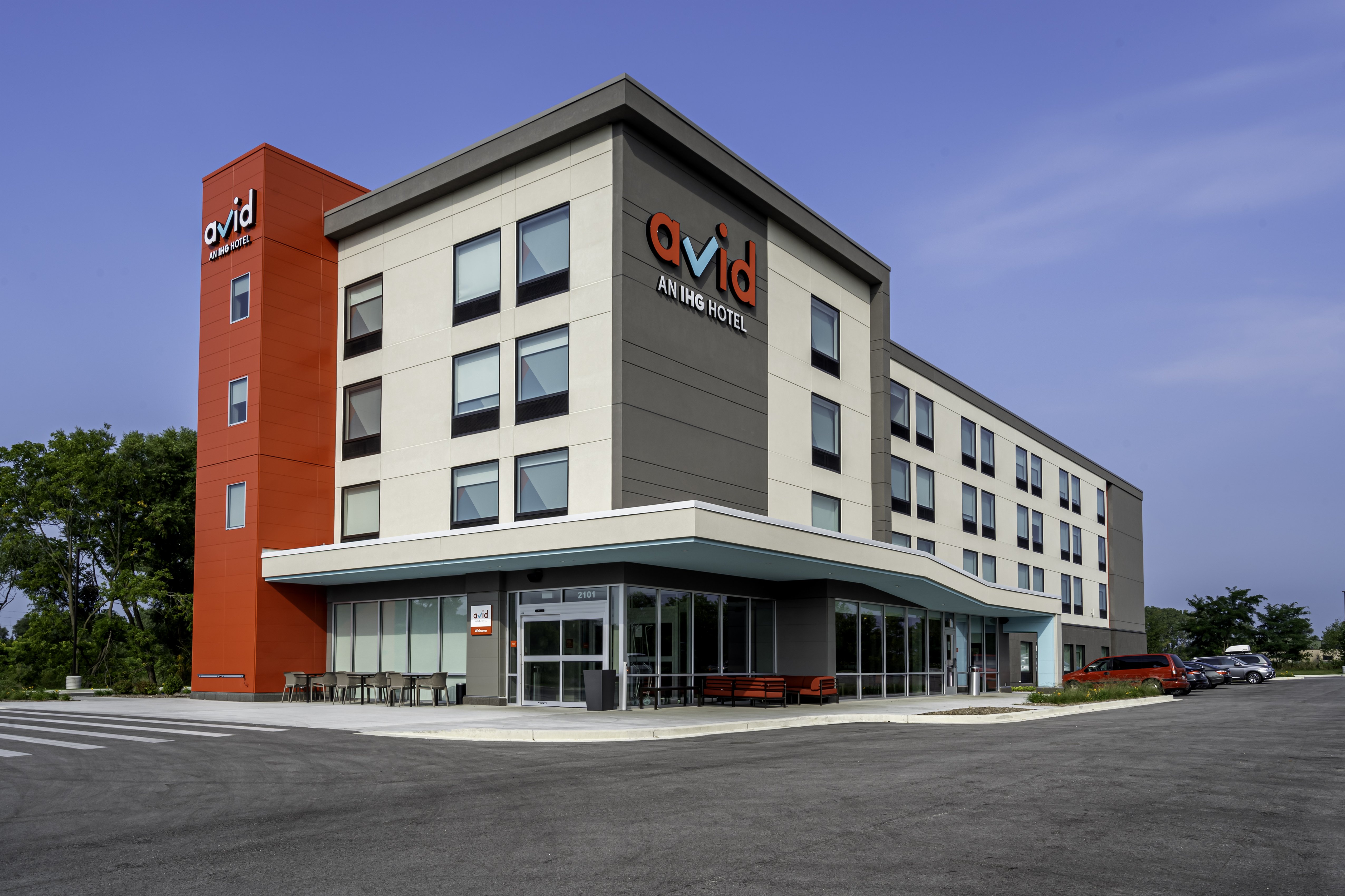 avid hotels Milwaukee West - Waukesha 2/37