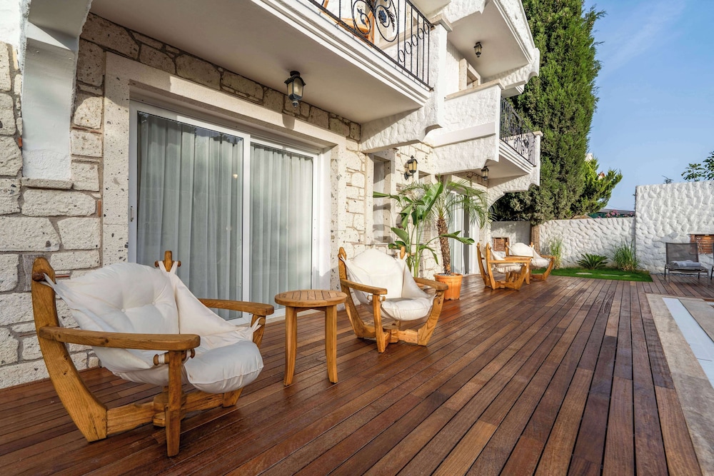 Bugra Alacati - Adults Only 32/42