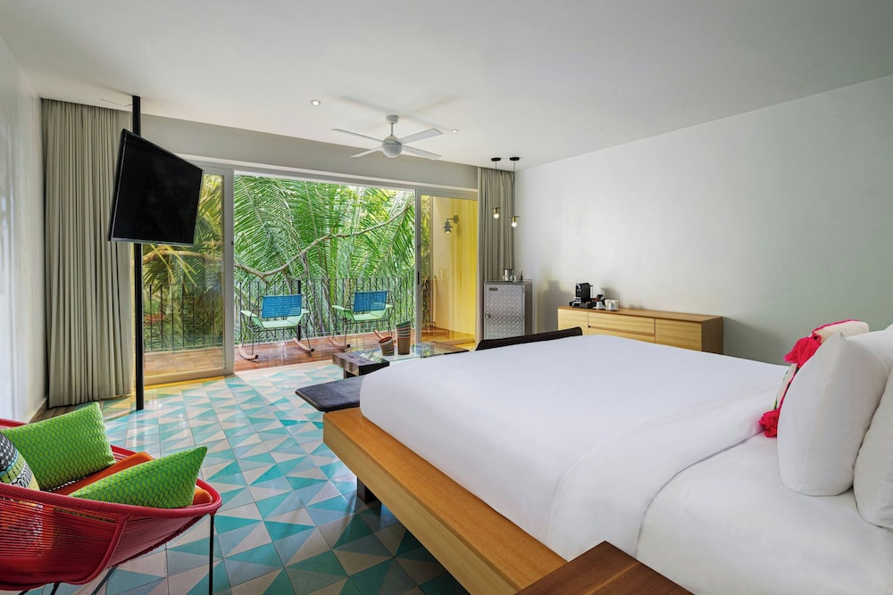 Standard, King Bed, Jungle View