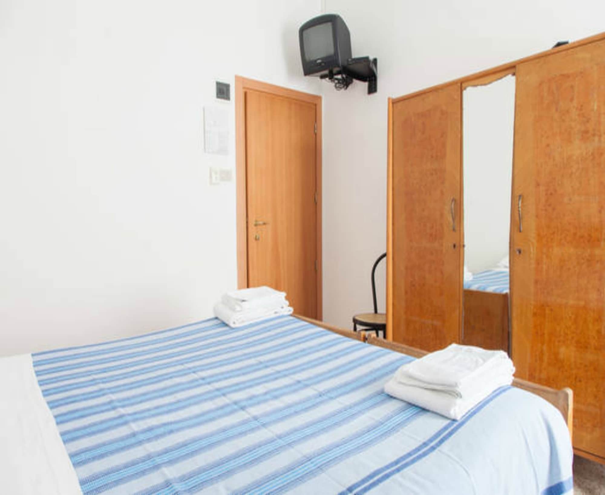 ROOM, DOUBLE OR TWIN BED