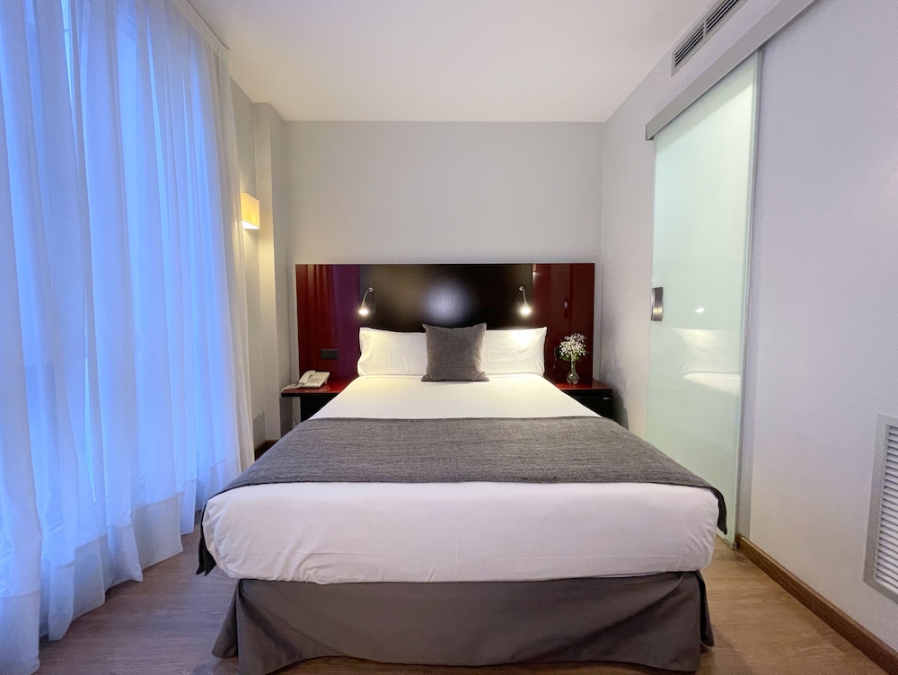 ROOM, DOUBLE BED
