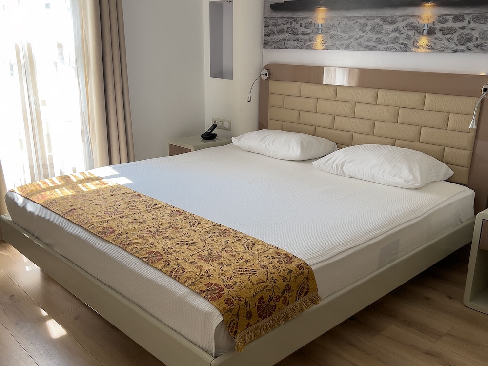 ECONOMY, DOUBLE OR TWIN BED