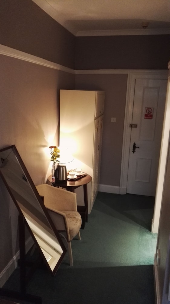Victoria Hotel 27/47