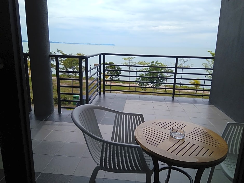 Bayfront Hotel 81/94