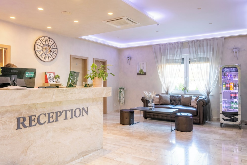 Royal Airport Hotel 11/69