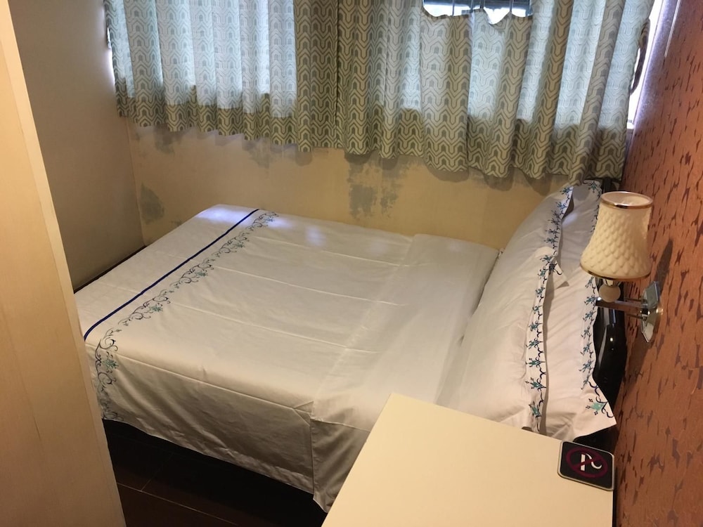 California Hotel 33/50
