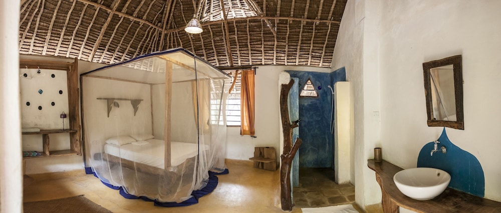 DISTANT RELATIVES ECOLODGE & BACKPACKERS 48/50