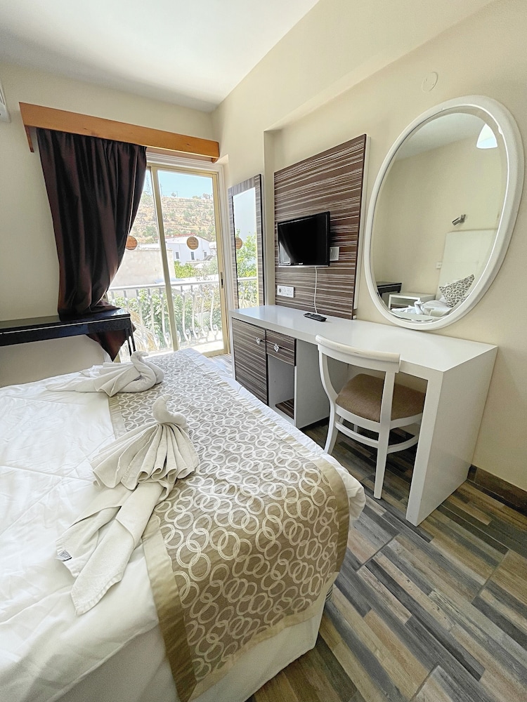 Antonis G Hotel Apartments 15/50