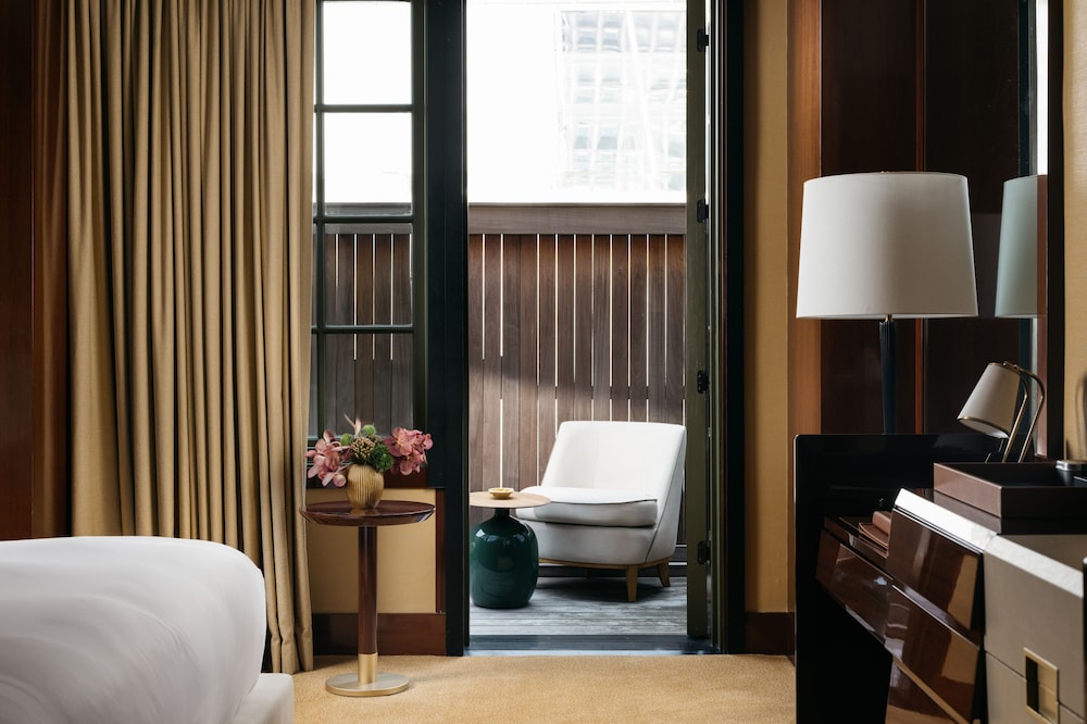 Premier, King Bed, Patio, Casa Cipriani New York 2/2