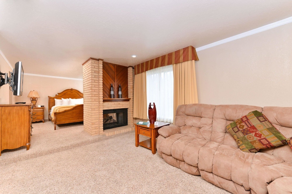Quality Inn Vernal Near Dinosaur National Monument 26/43