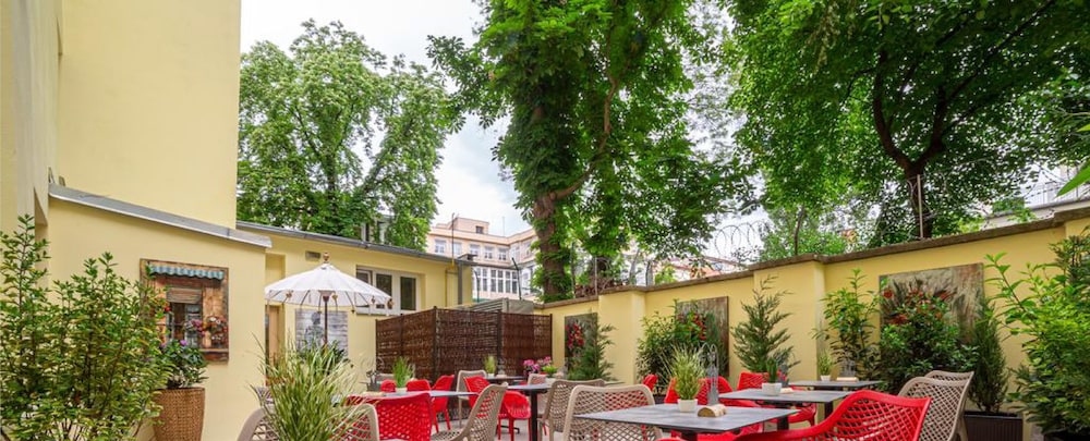 Salvator Boutique Hotel 54/57