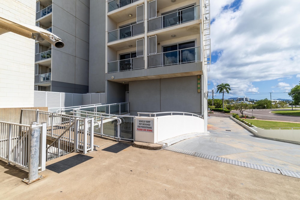 Oaks Townsville Metropole Hotel 65/69