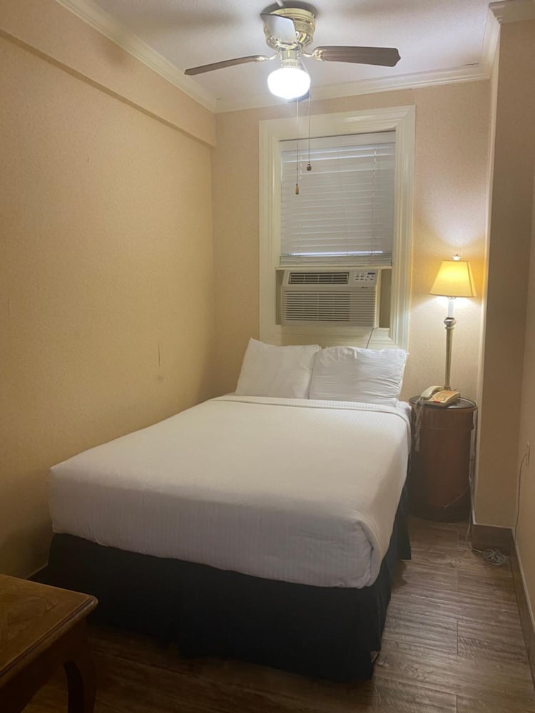 District Hotel 10/59