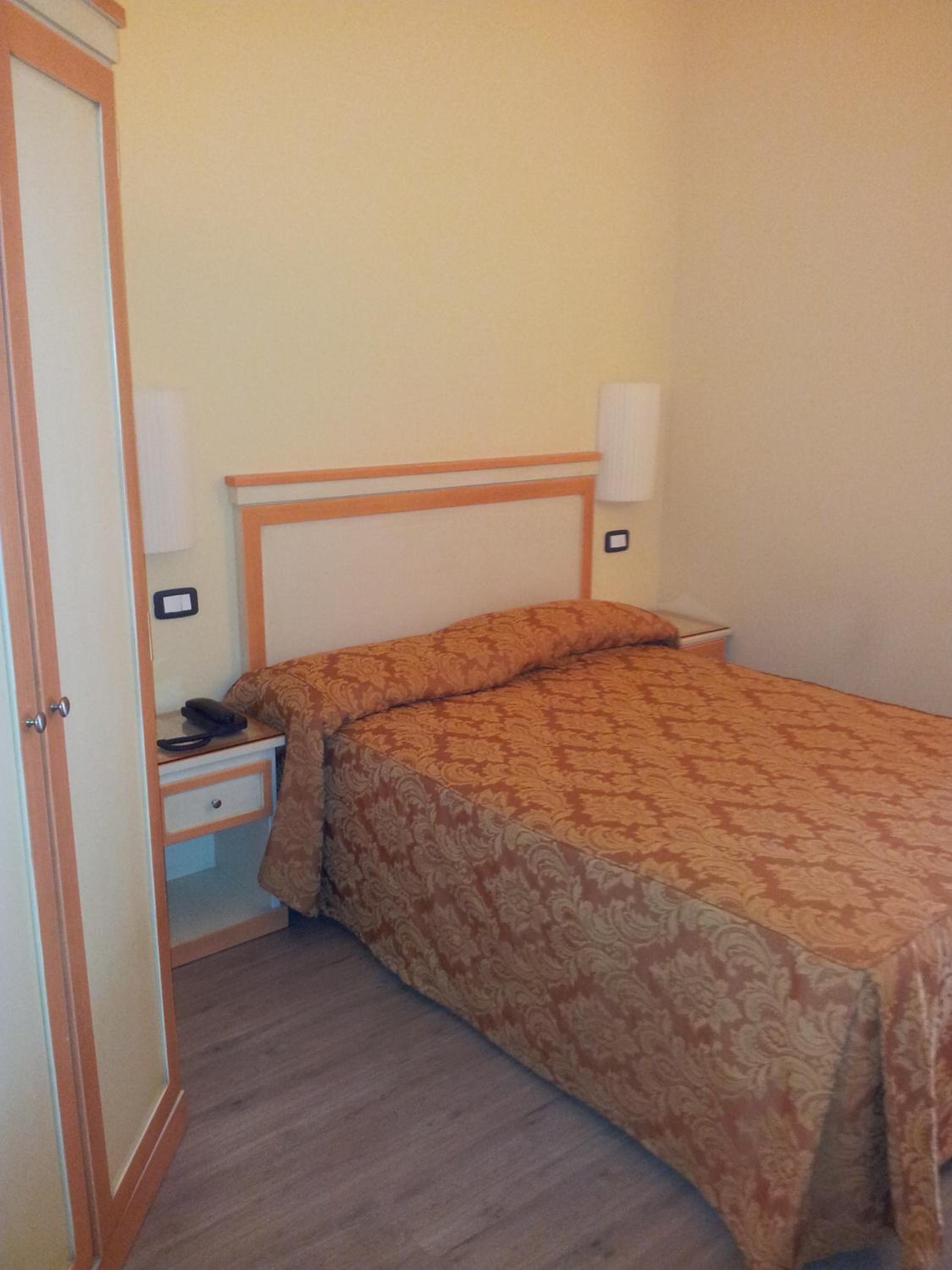 ROOM, SINGLE