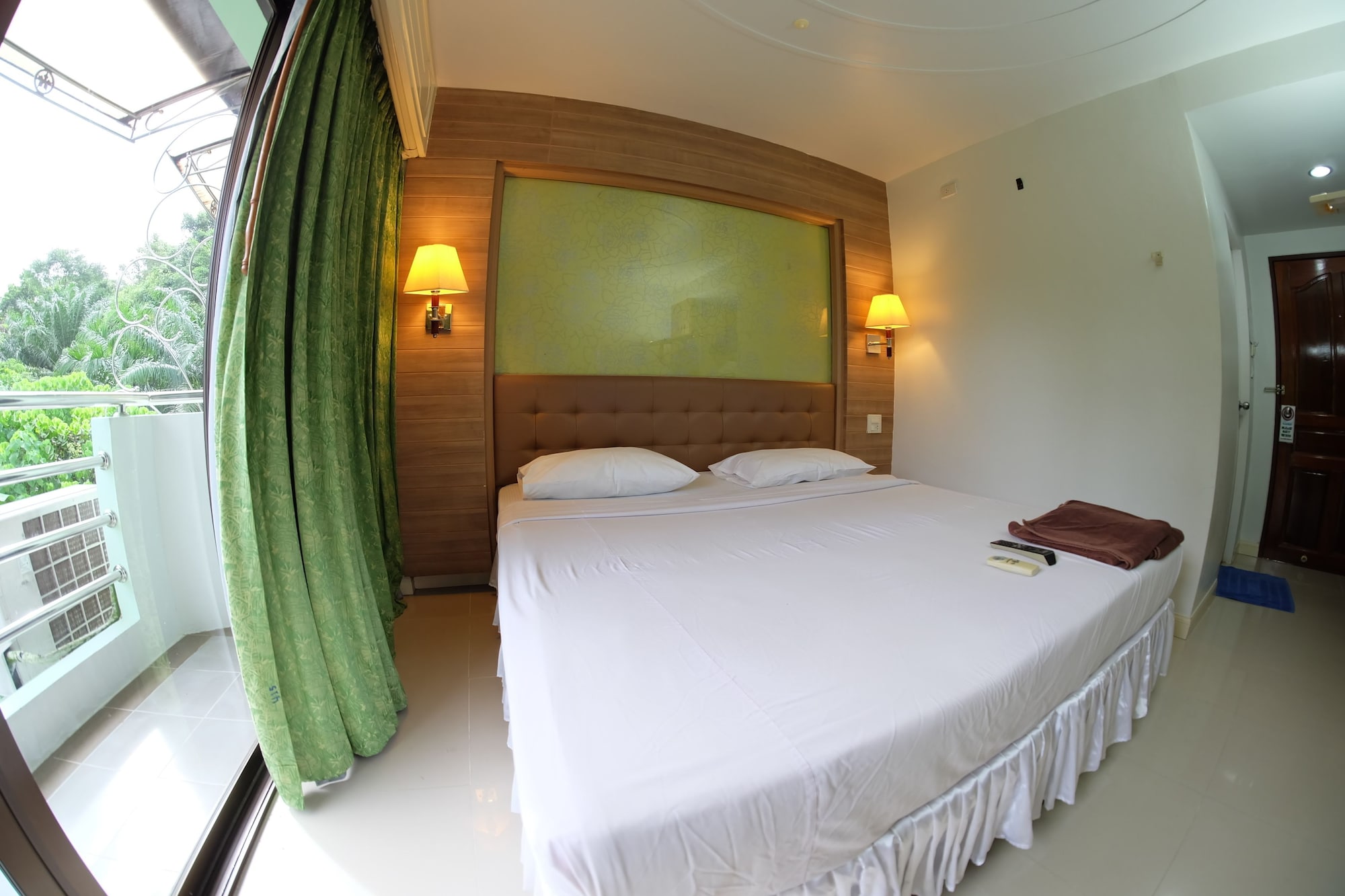 ROOM, TWIN BEDS