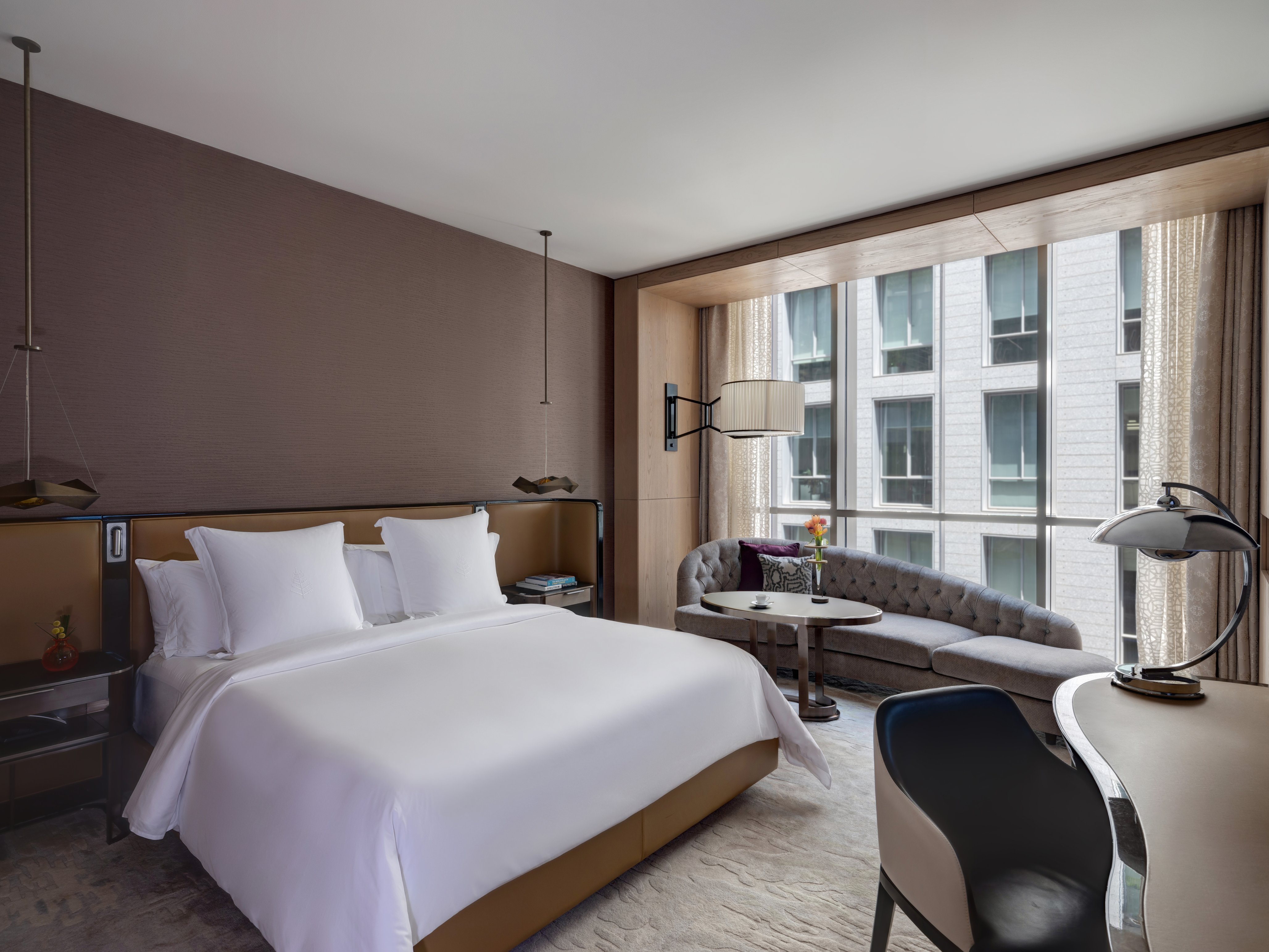 DELUXE, KING BED