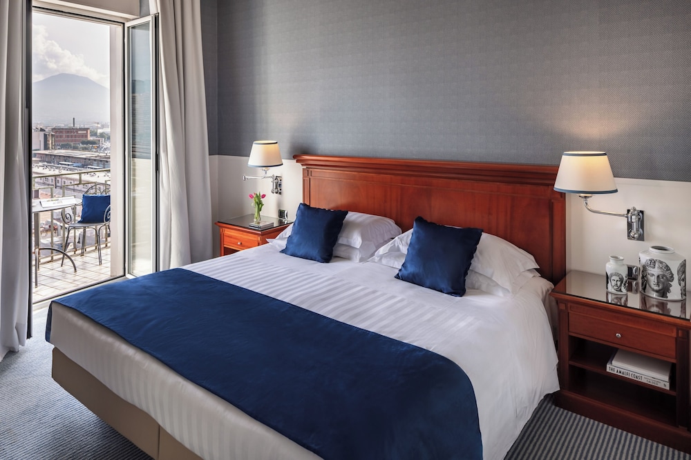 Superior, Double Bed, Volcano View