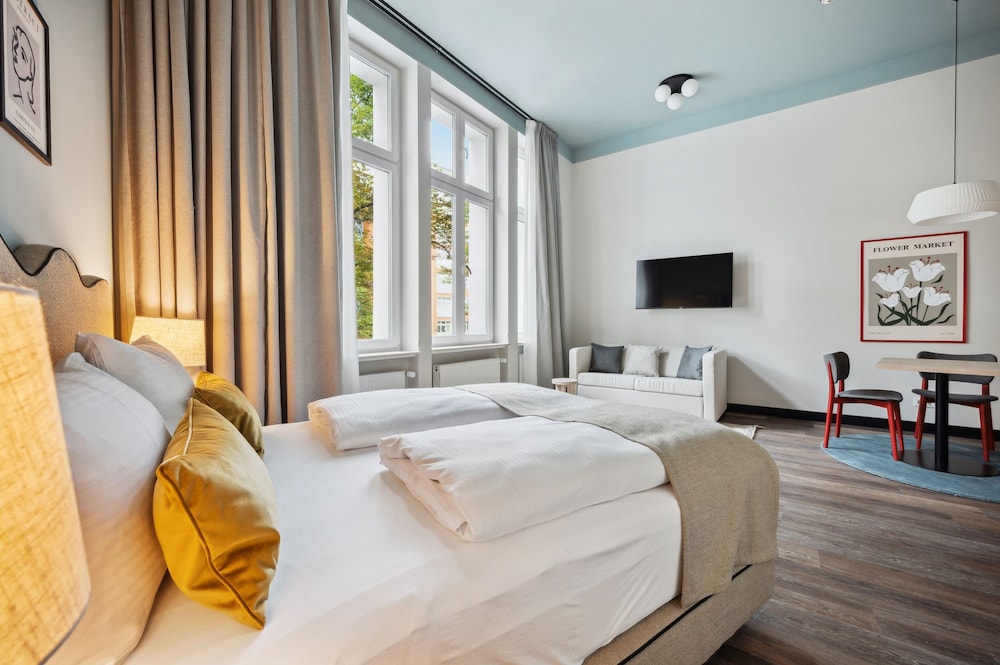 ECONOMY, SUITE, SOFA