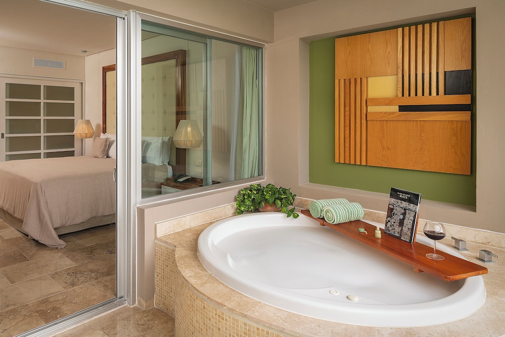 Reserve, Swim Up, Master, Suite, King Bed