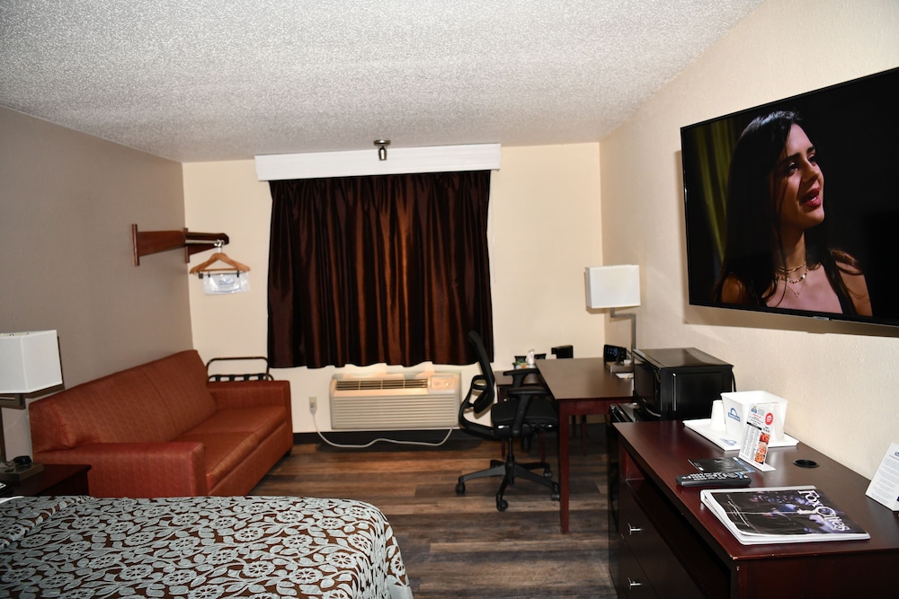 Days Inn & Suites by Wyndham Kaukauna WI 39/58