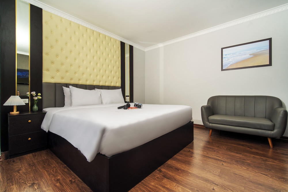 Monaco Hotel 24/49