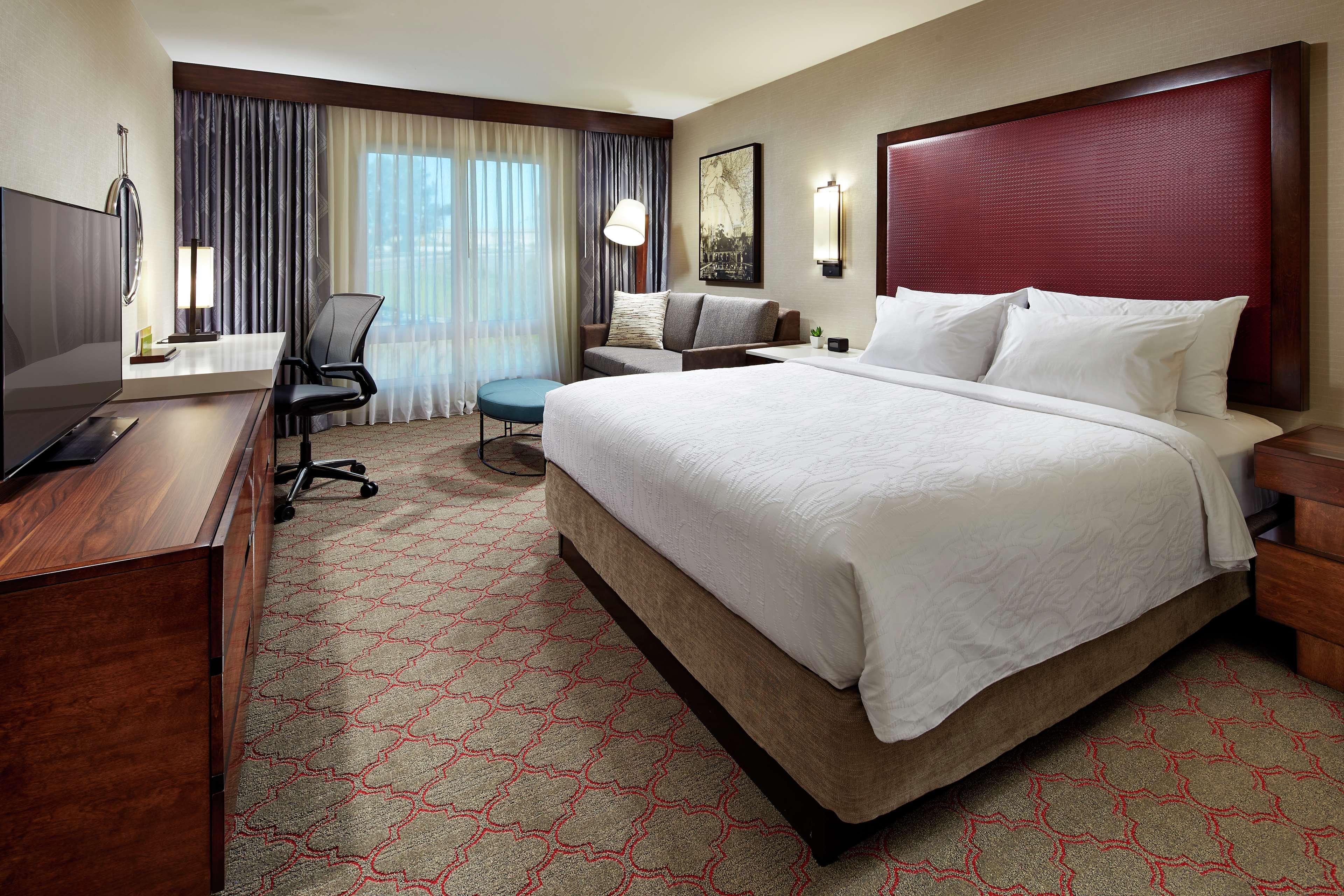 PREMIUM, KING BED, SOFA