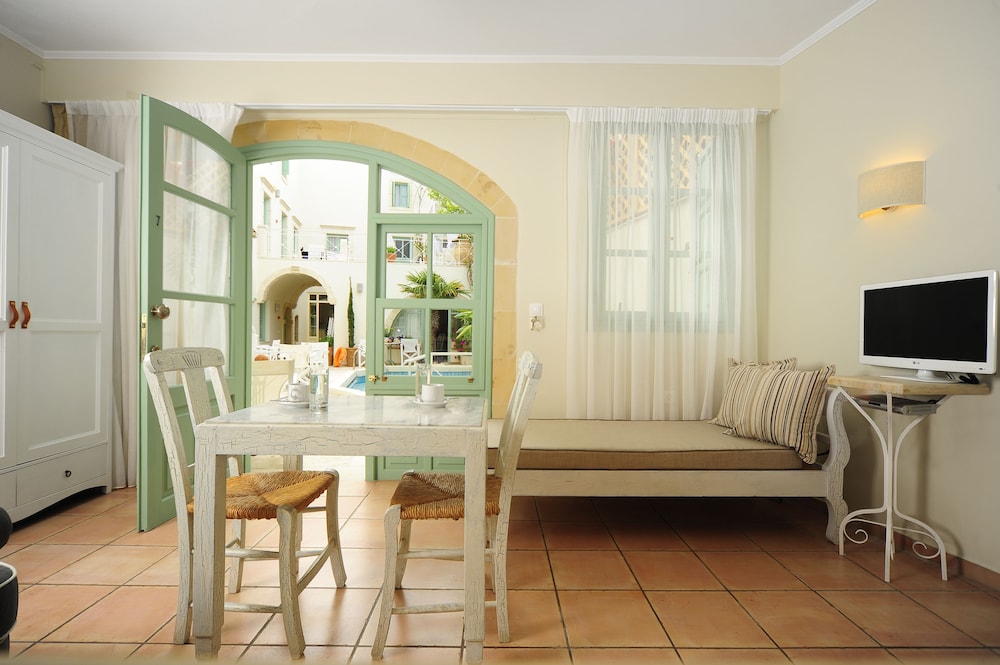 Mythos Suites Hotel 36/68