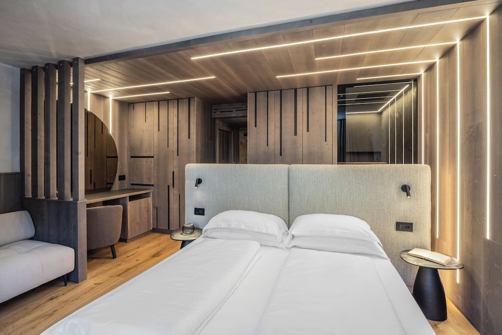 Nature Living, 1 King and 1 Single Beds، Hotel Palace Ravelli 3/7