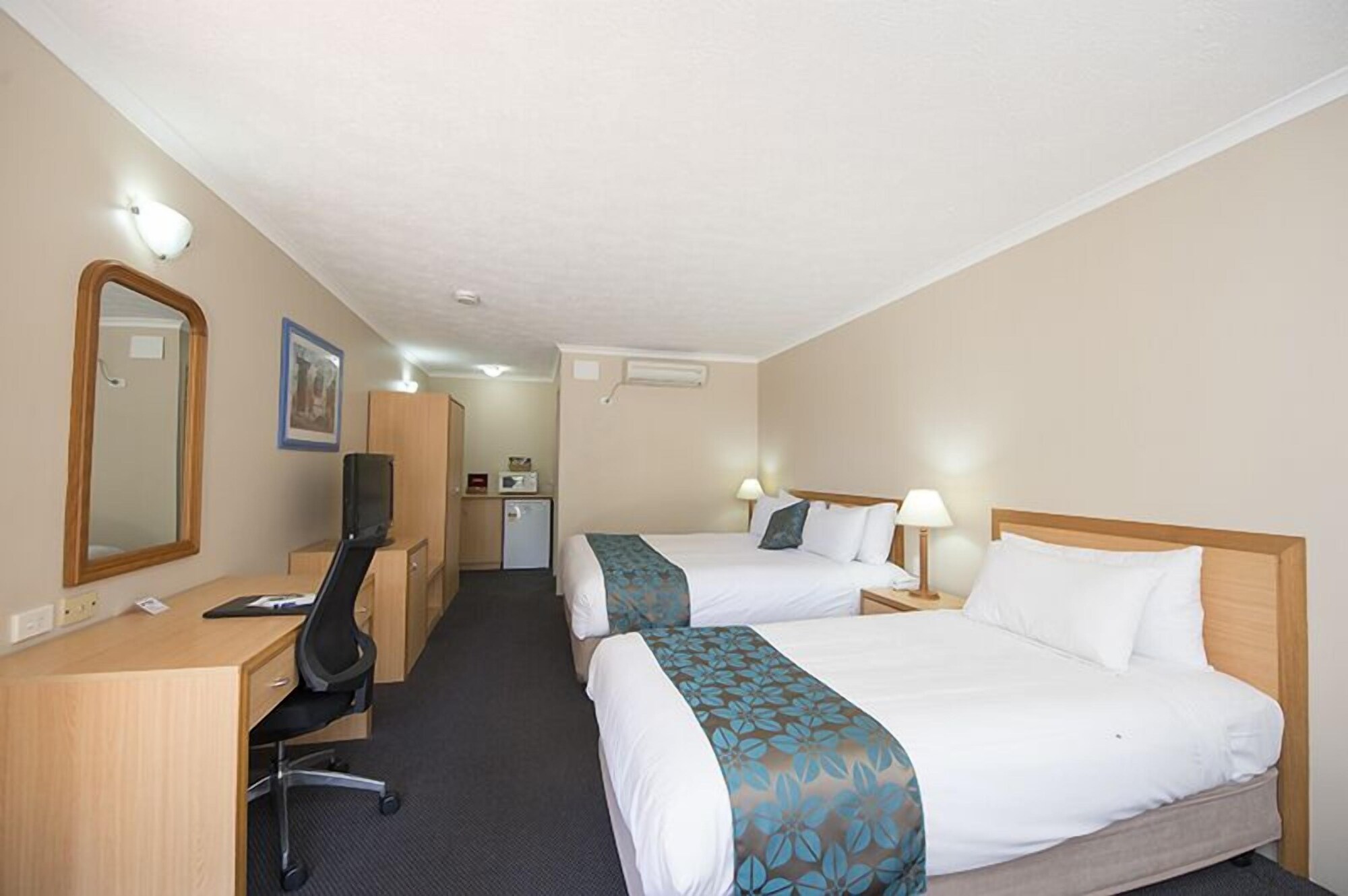 Shared, Twin Beds, 1 King and 1 Single Beds