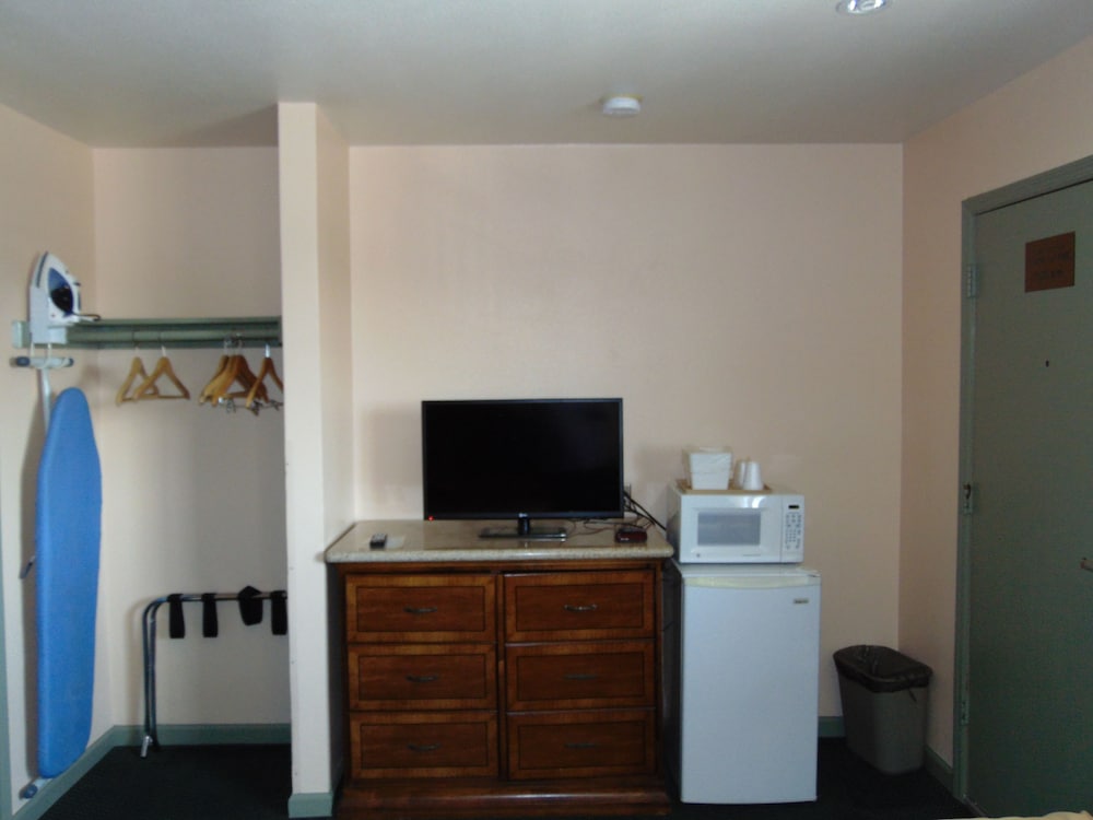 CORCORAN COUNTRY INN 33/48