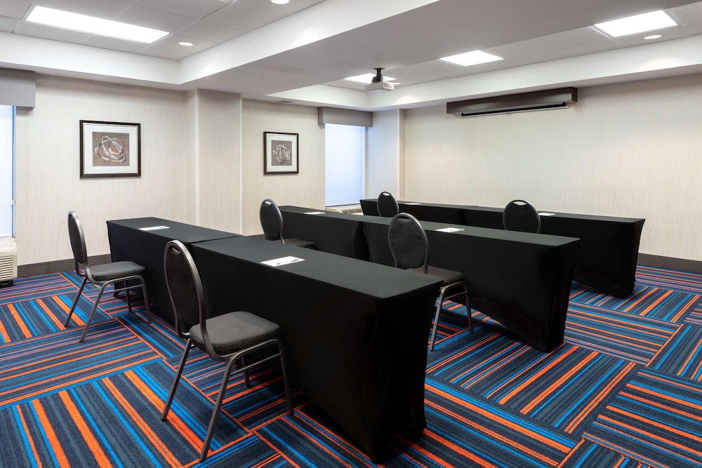 Hampton Inn Denver-International Airport 33/37