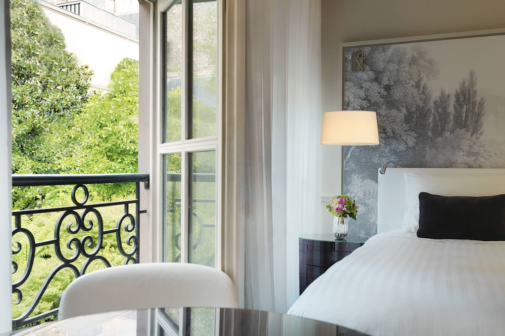 Renaissance Paris Nobel Tour Eiffel Hotel 6/38