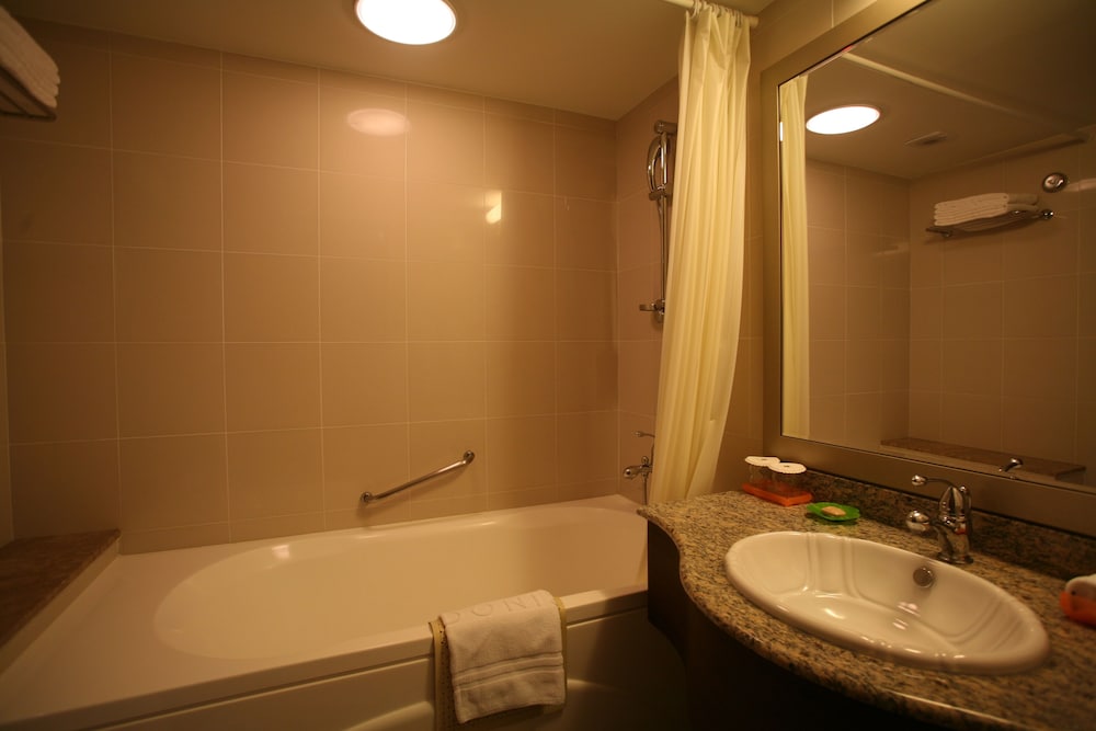Adonis Hotel 12/58
