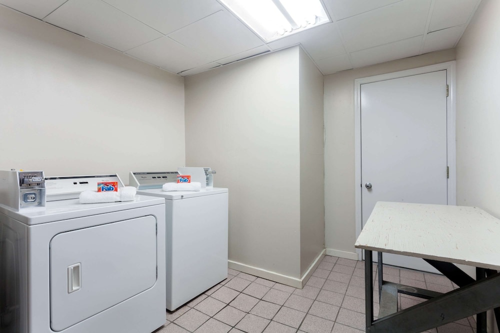 Super 8 By Wyndham Clarksville Northeast 17/21