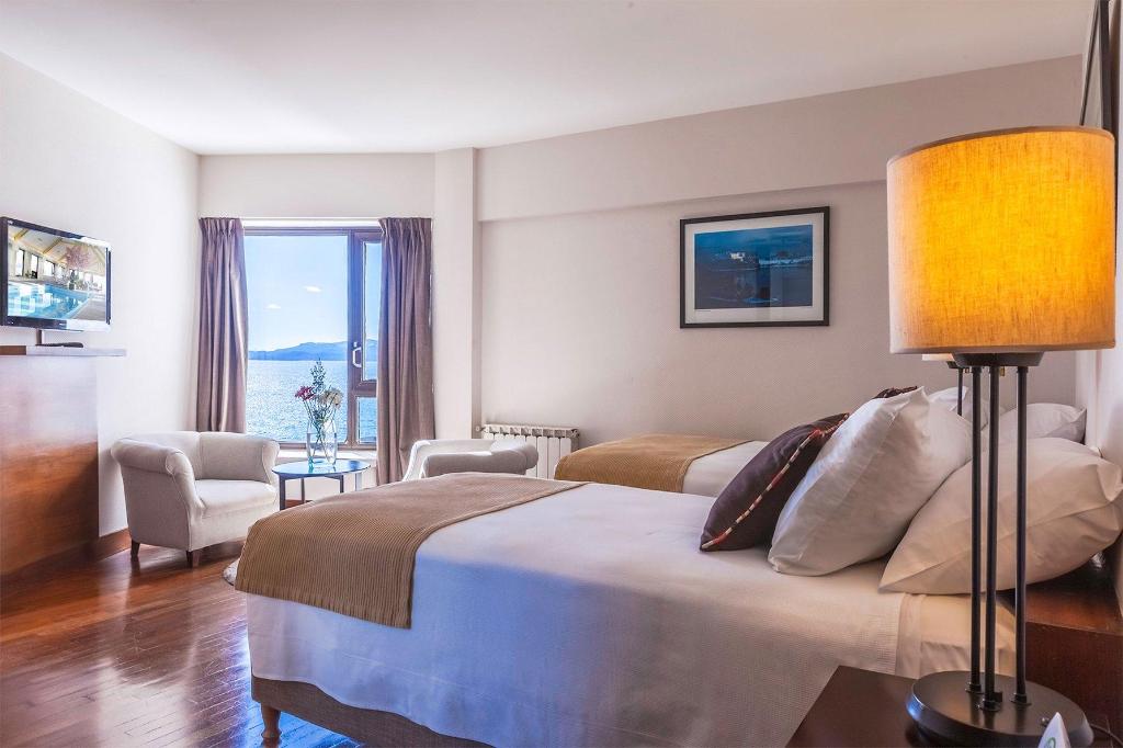 Guest Room, Superior, Twin Beds, Partial Lake View, Pool Access
